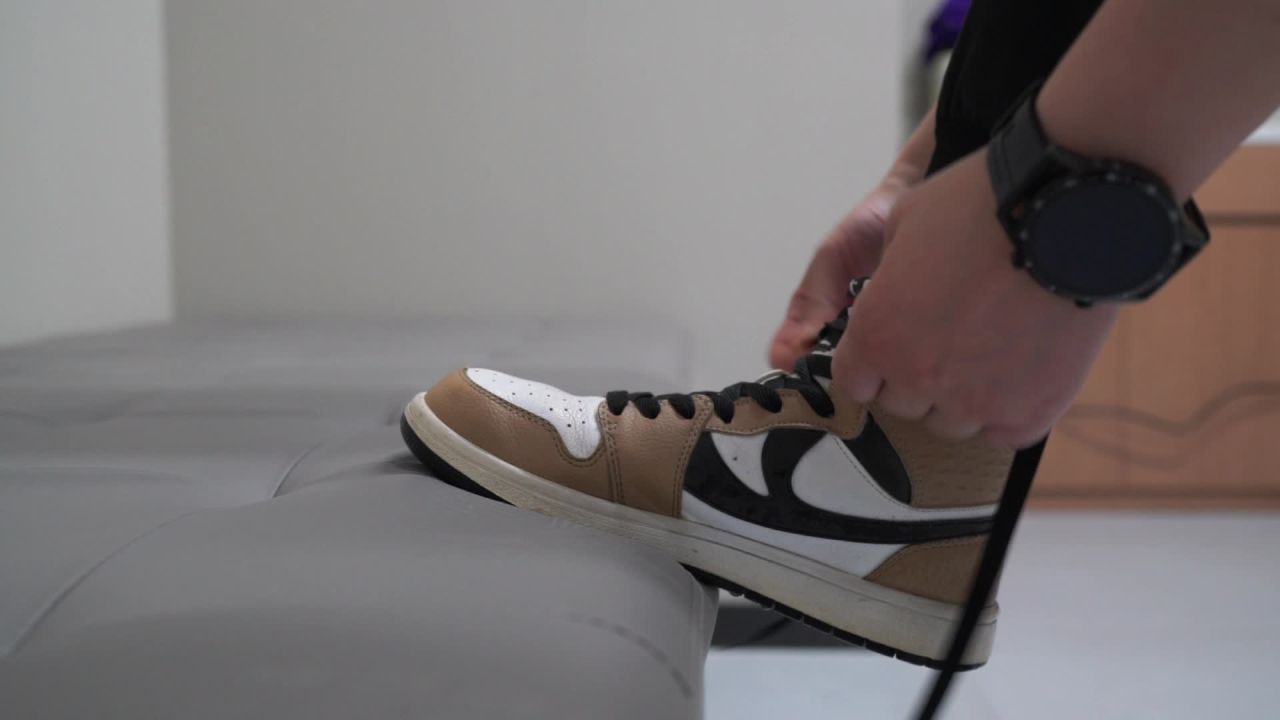 系鞋带的瞬间
