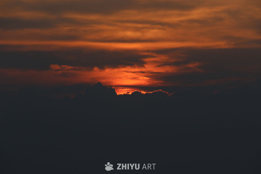 日落余晖下的云海