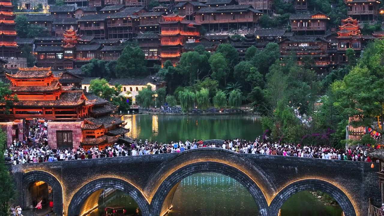 游客旅游贵州兴义峰林布依观赏山水吊脚楼