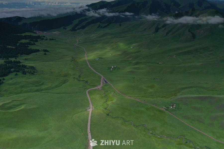 山谷中的河流