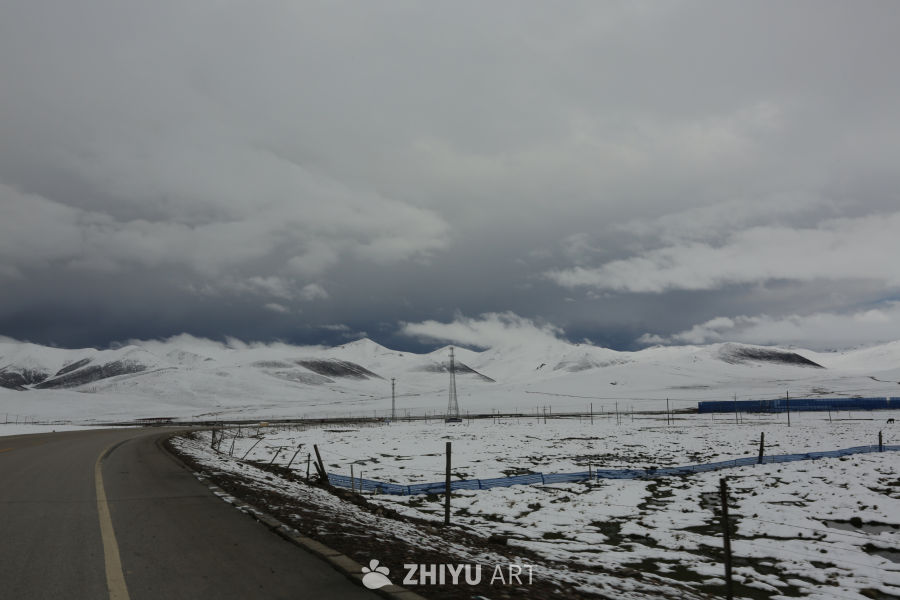 雪域高原的冬日公路