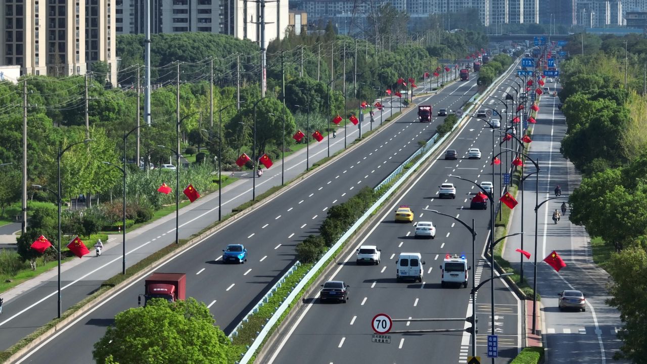 4K航拍江苏昆山城市道路国庆氛围 2