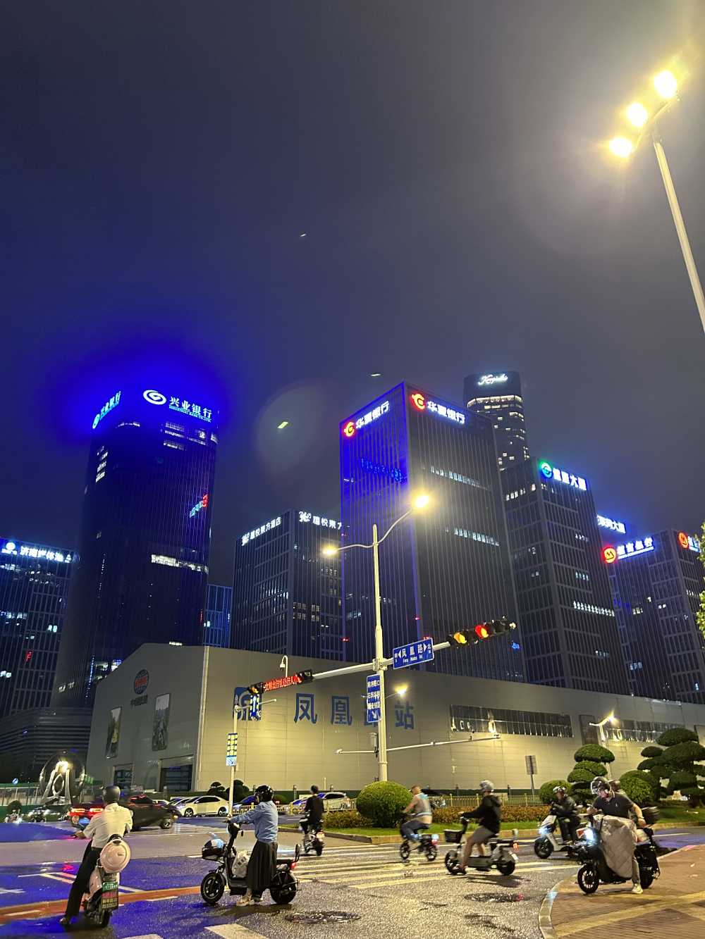 雨夜回家的人