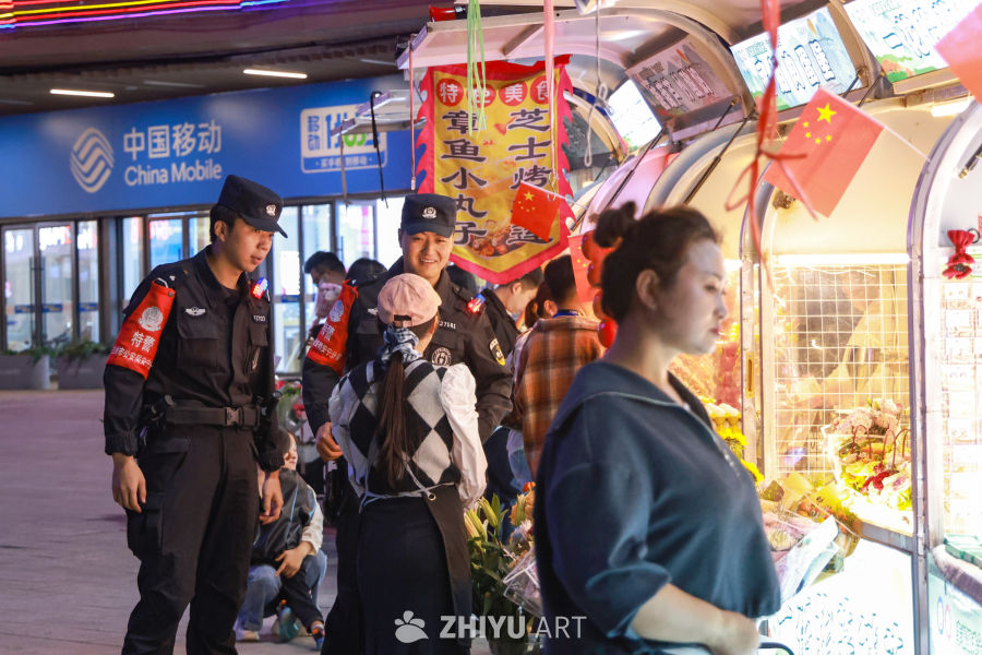 公安民警夜市巡逻 6