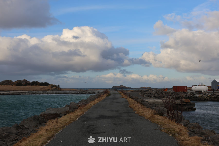 沿海小路与蓝天白云