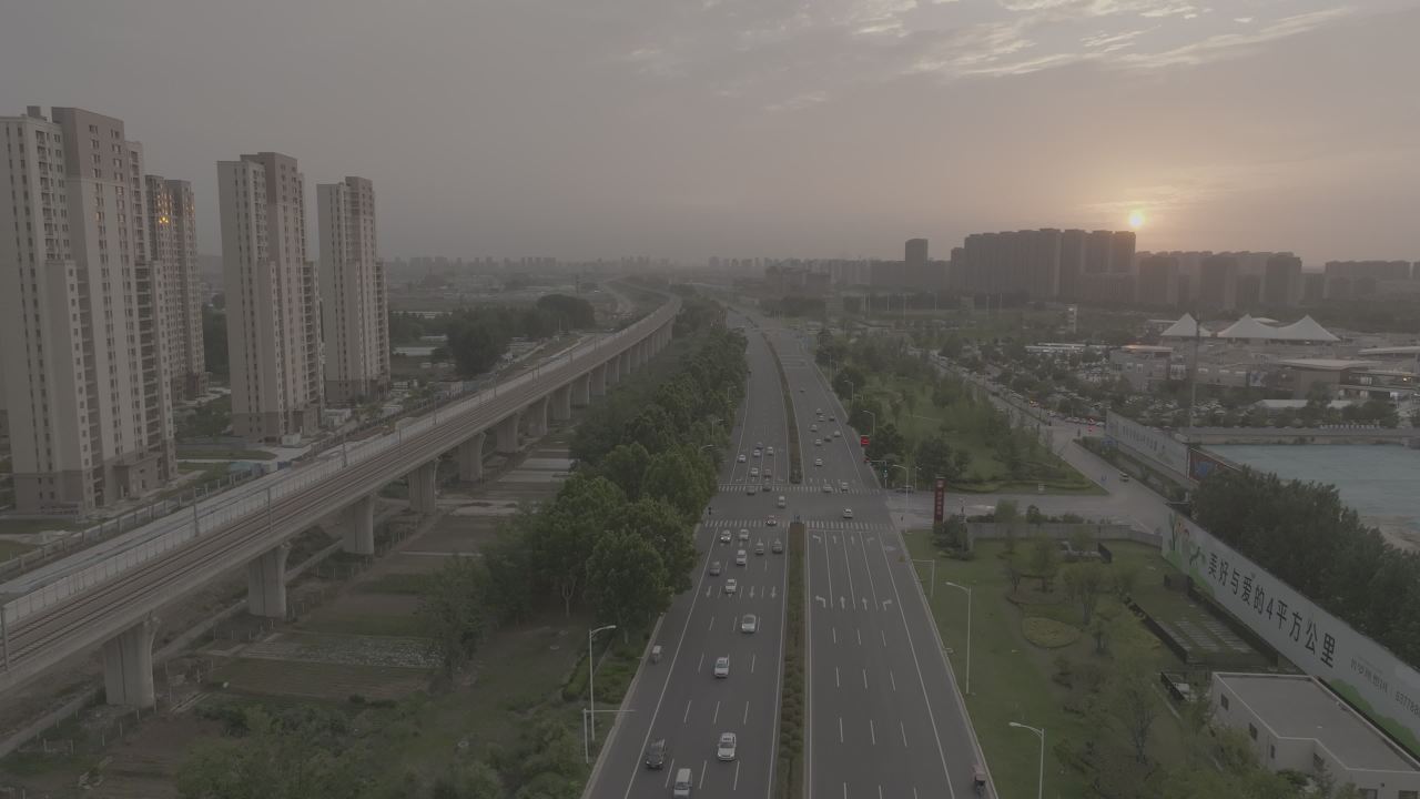 城市日落时分的繁忙景象
