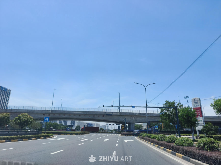 宽阔的城市马路