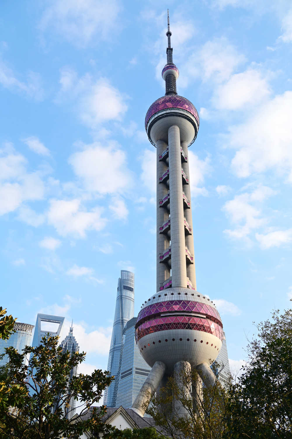 仰视上海东方明珠电视塔和上海中心大厦