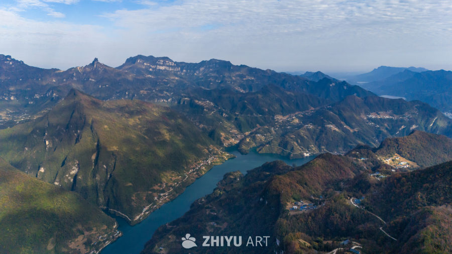 航拍山河秋色图