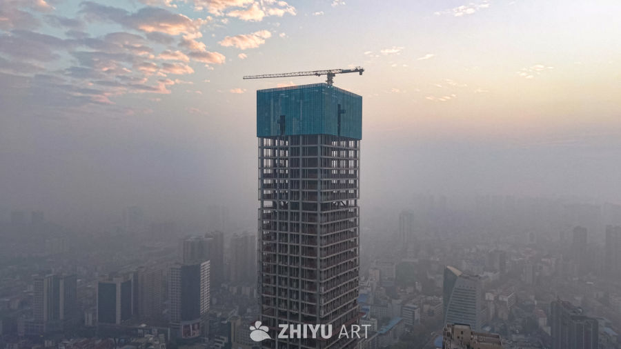 晨雾中的高楼建设