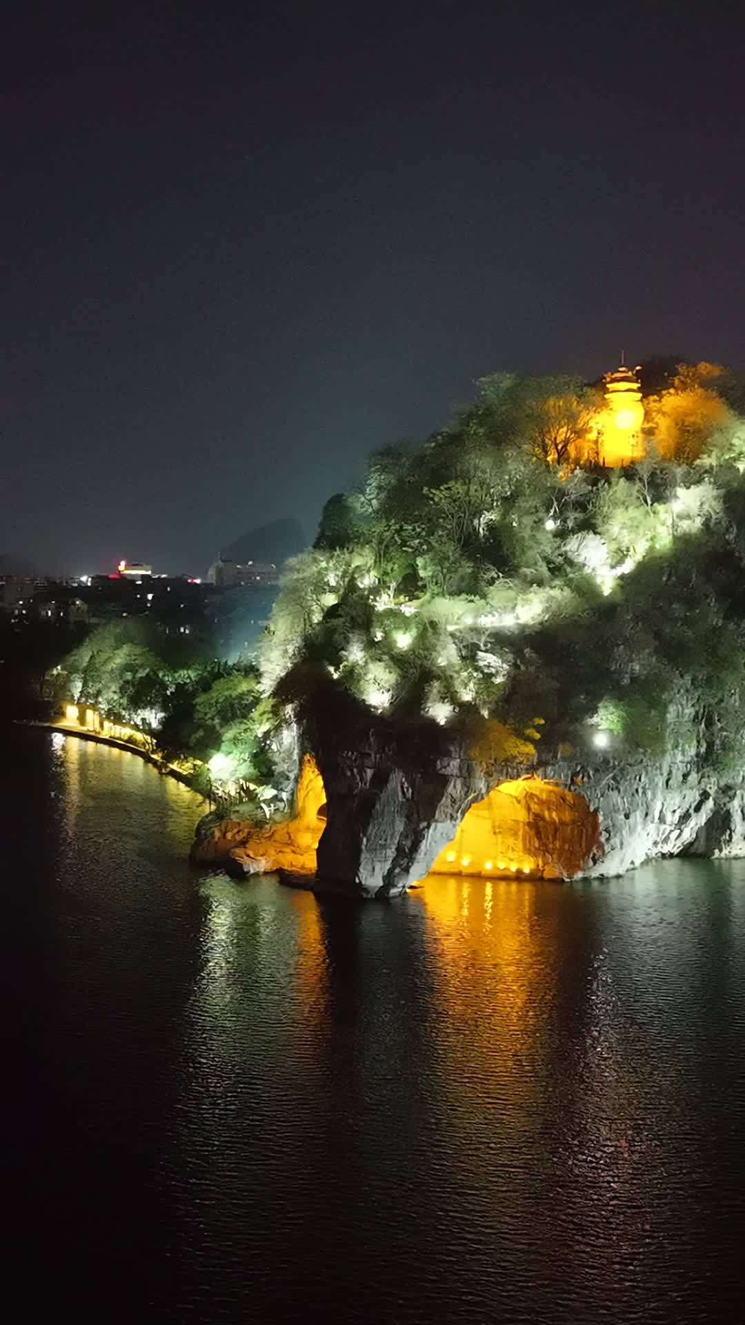 夜色中的岩石与河流