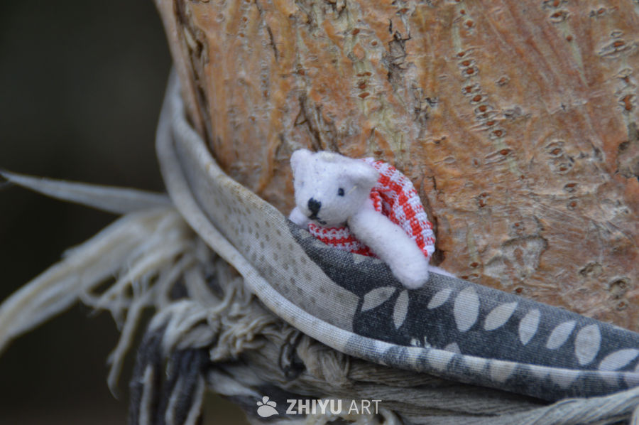 树干上的小熊温暖时光