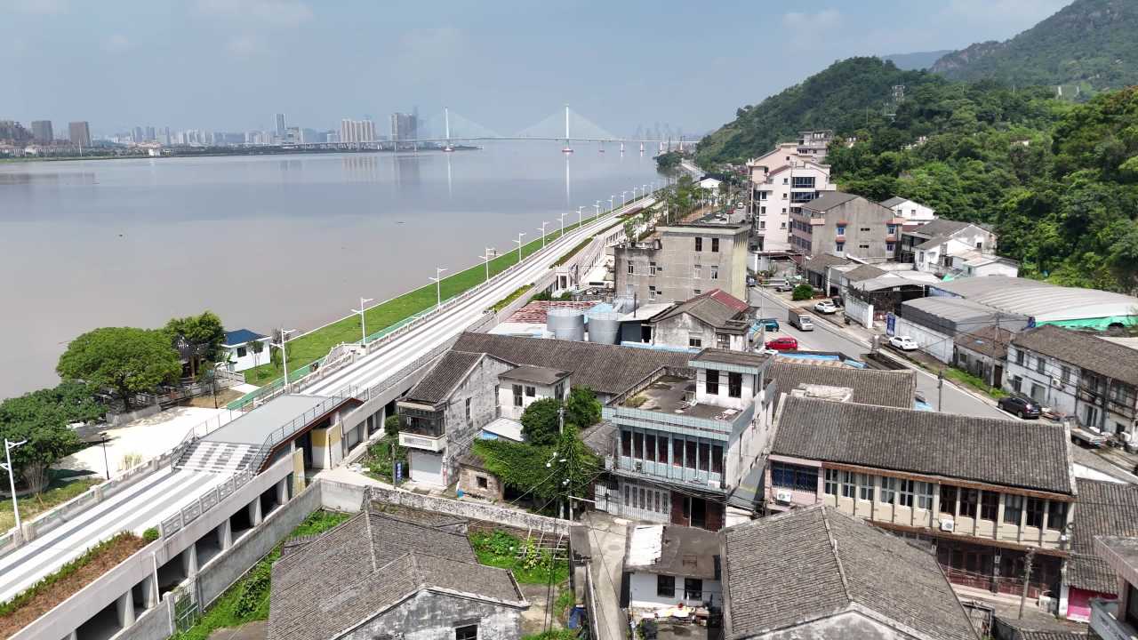 河畔城市的日常景象