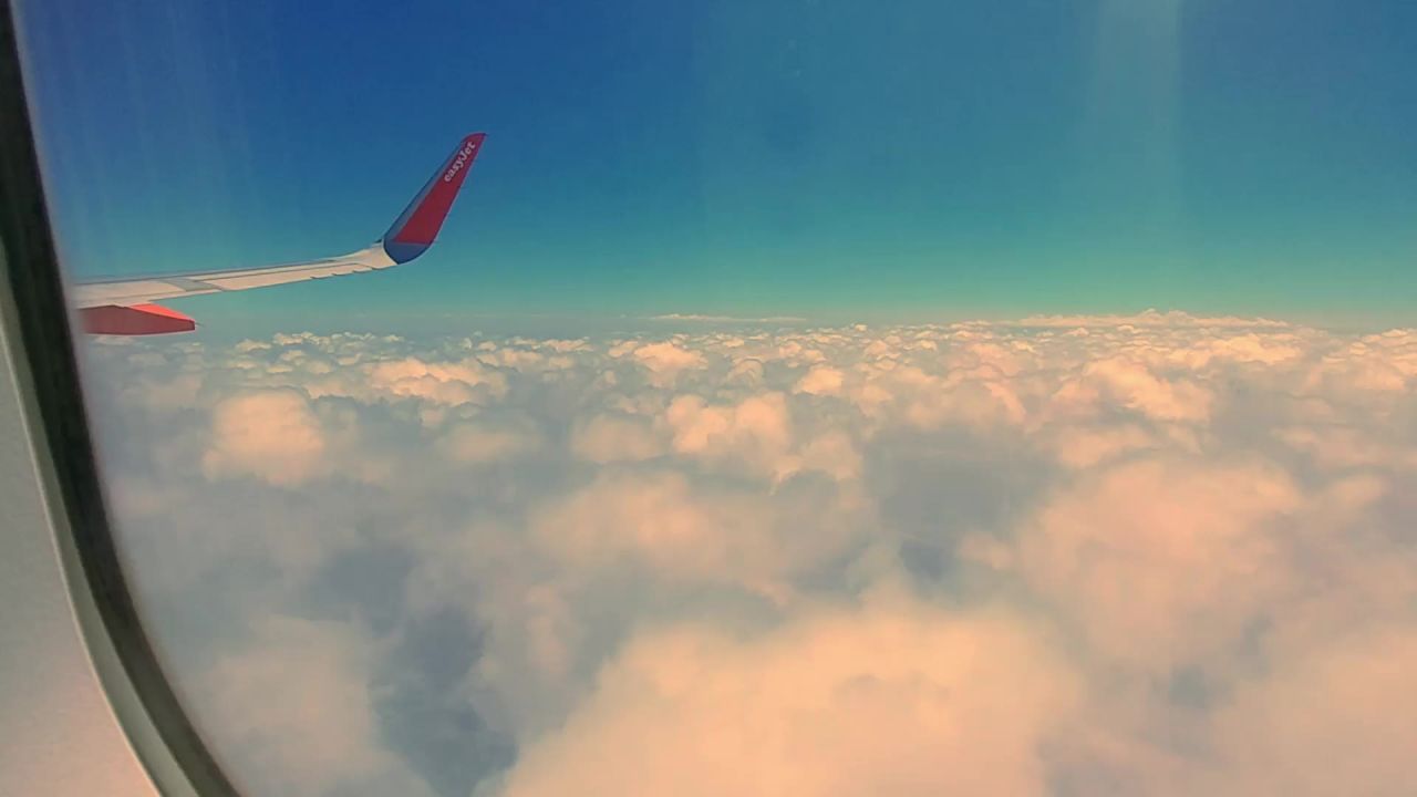 飞机窗口视图云