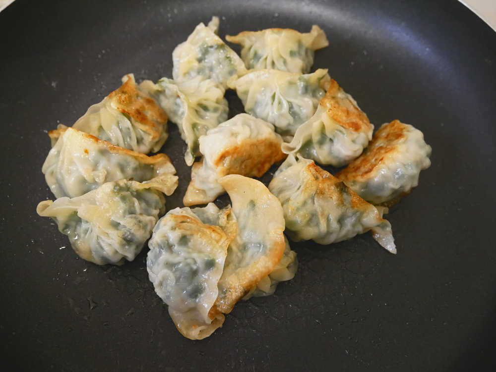 不粘锅中的煎饺