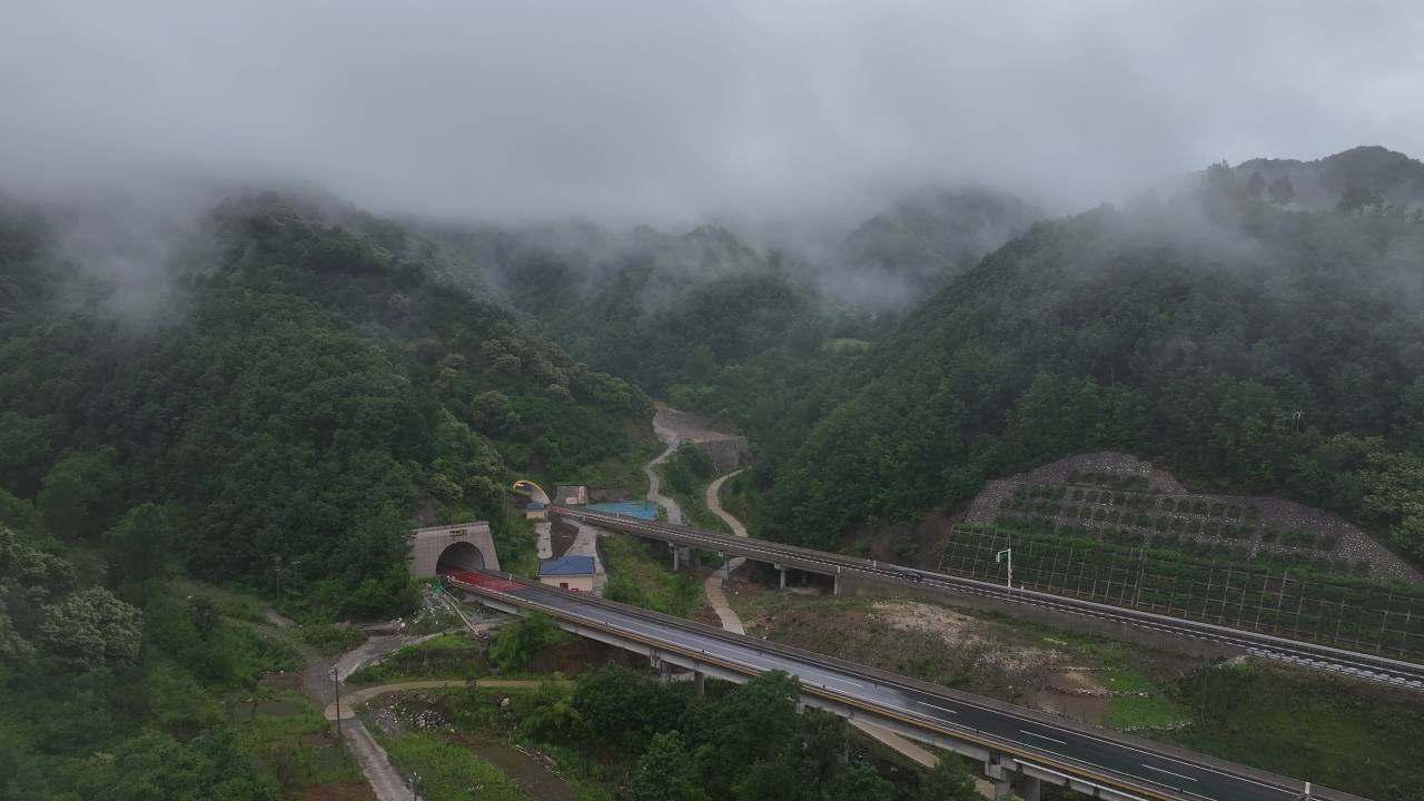 山间云雾中的隧道与桥梁