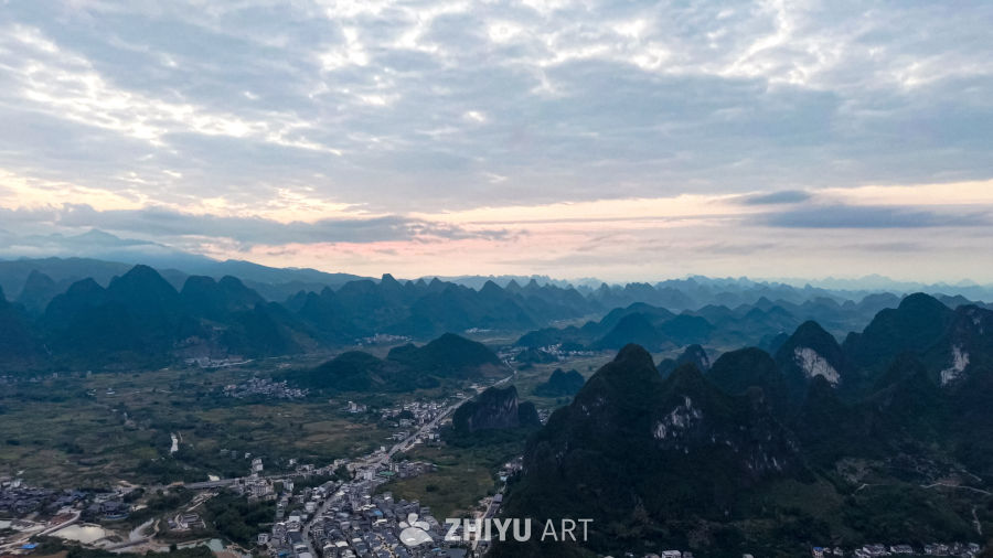 喀斯特山乡日落图
