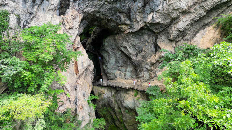 航拍湖北神农架天生桥景区