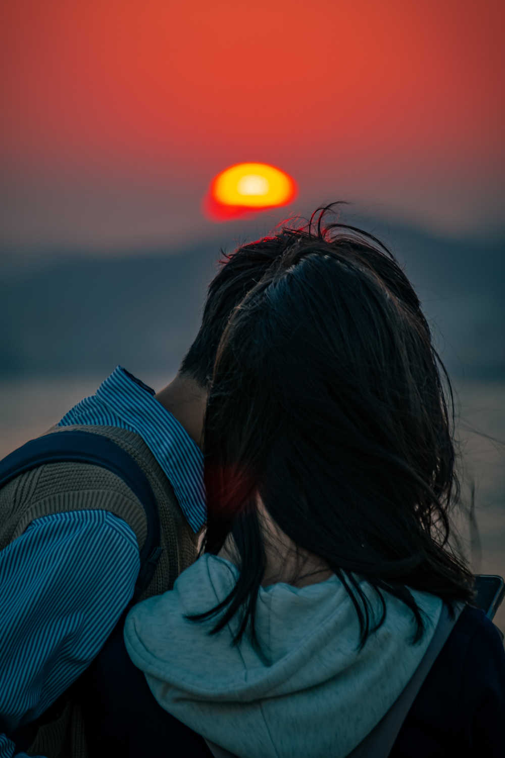 夕阳下的情侣