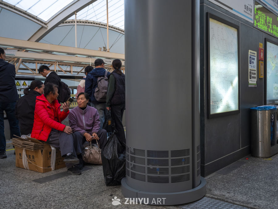 地铁站候车老人