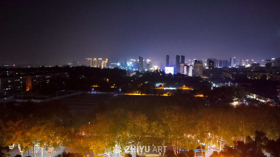 夜幕下的城市剪影