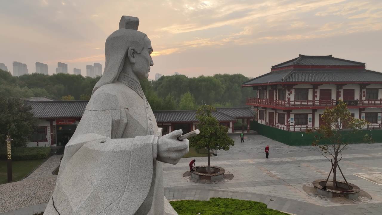 石雕与城市日落