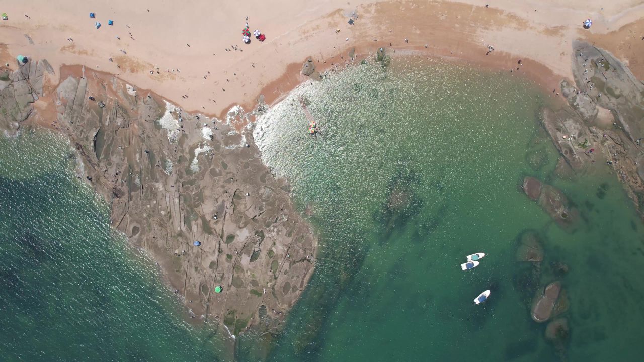 大海海洋沙滩礁石海岛自然风光航拍 