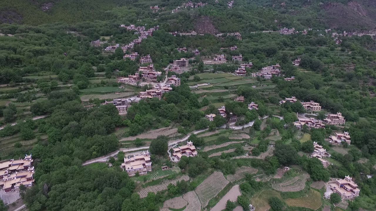 高山上的村落航拍