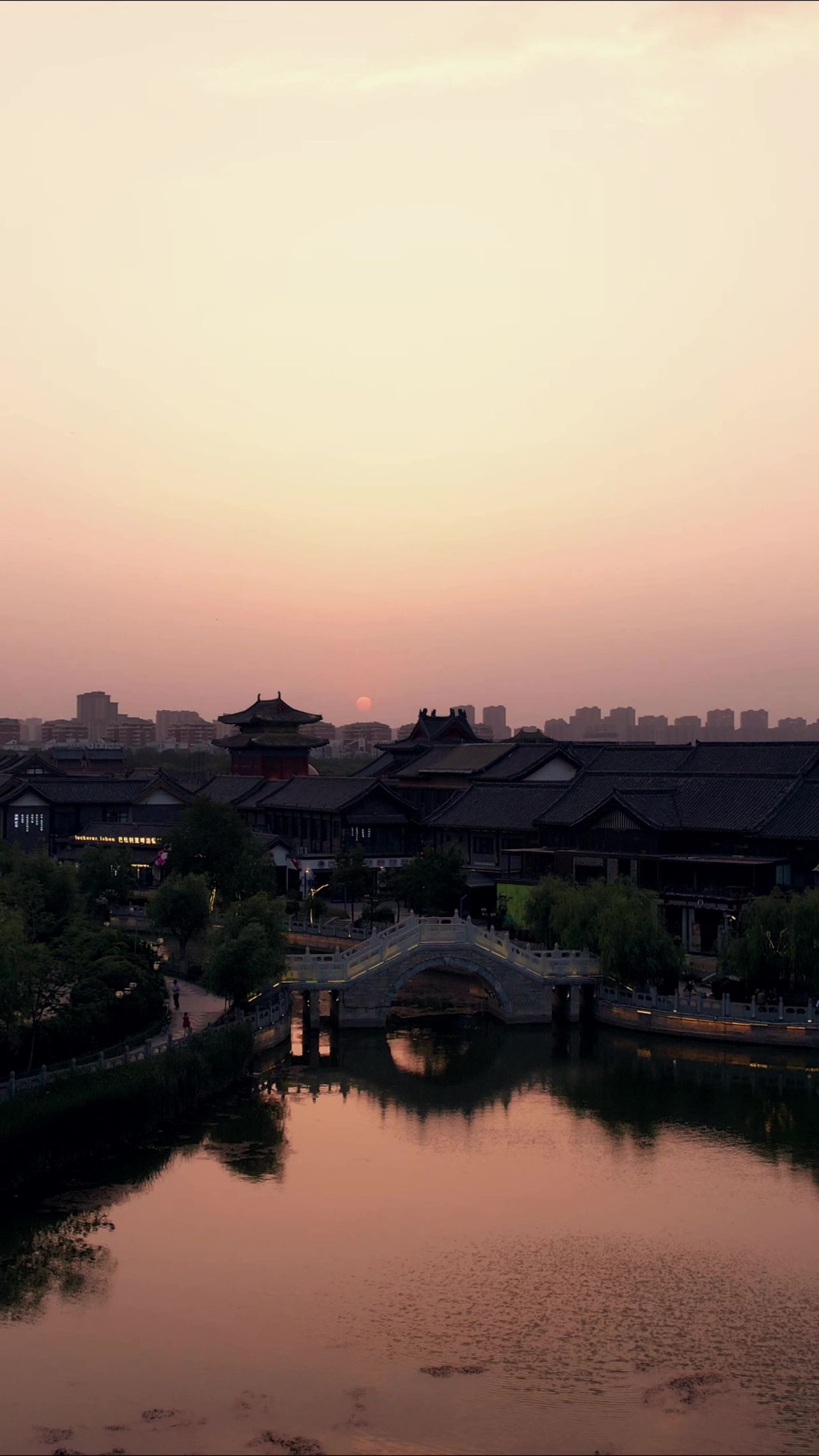 河南开封晚霞夕阳竖屏航拍  