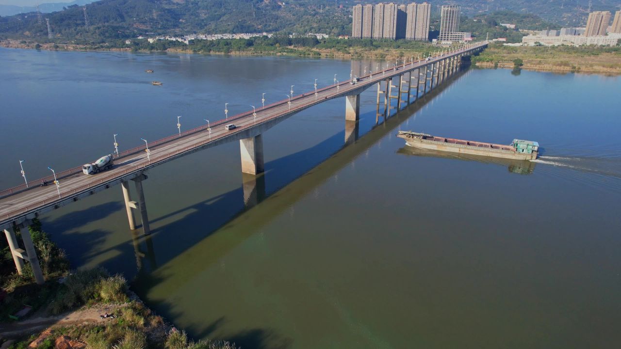 航拍福州闽侯大桥建筑风光 3