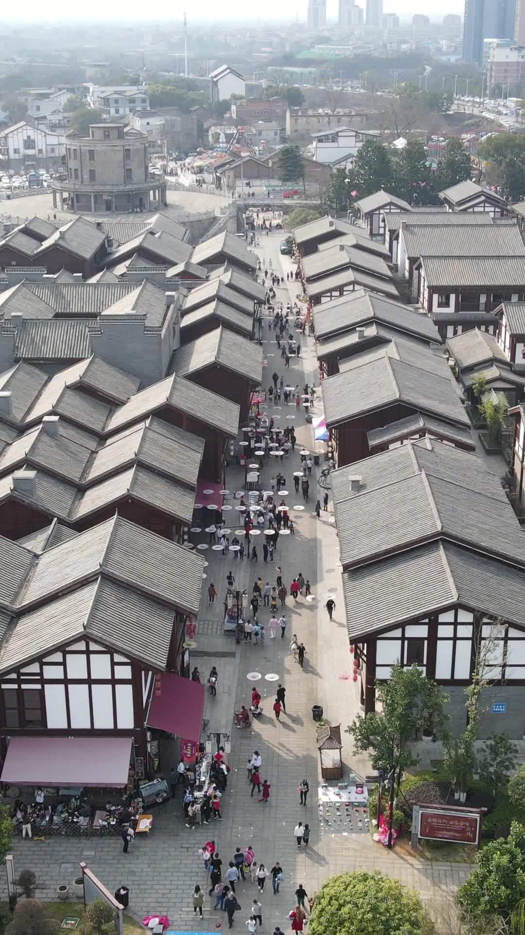 古街人潮伞影