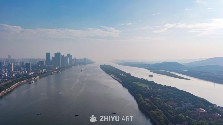 城市河畔的宁静时光