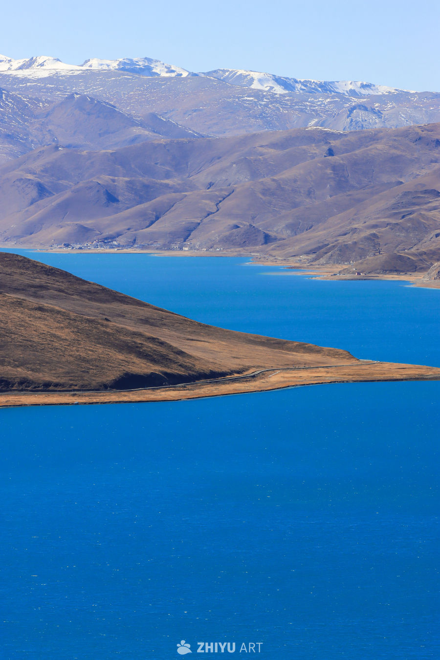 雪山湖泊的宁静之美