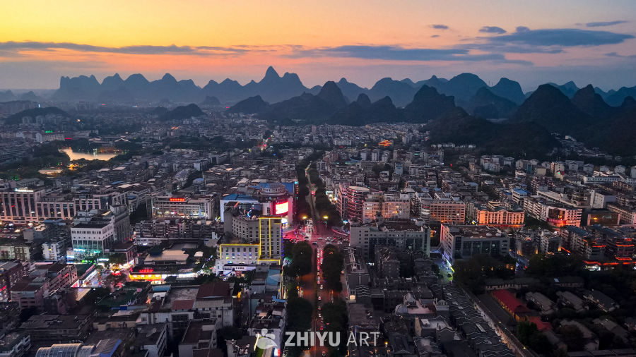 城市夜景下的喀斯特山峦