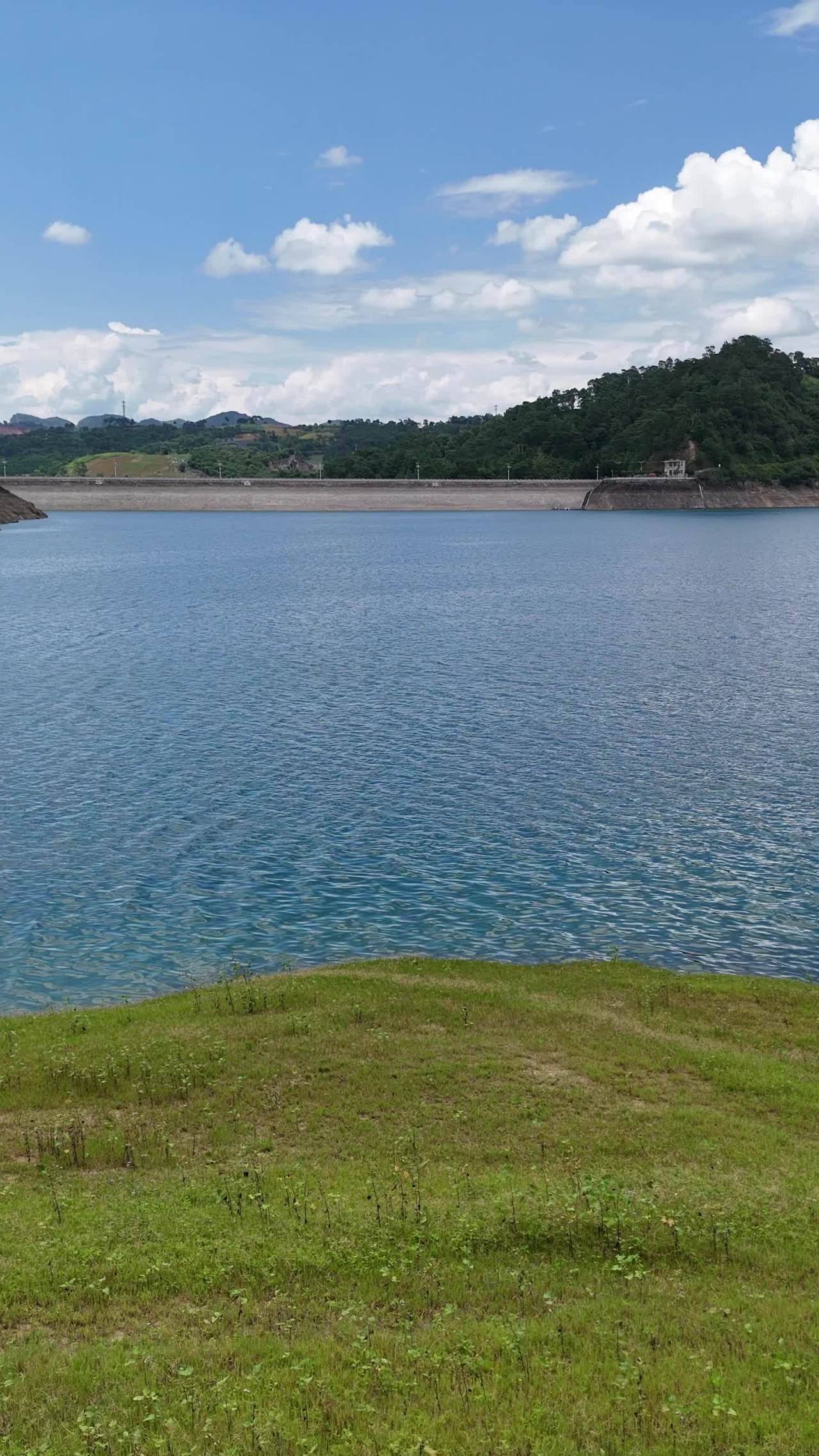 湖畔静谧时光