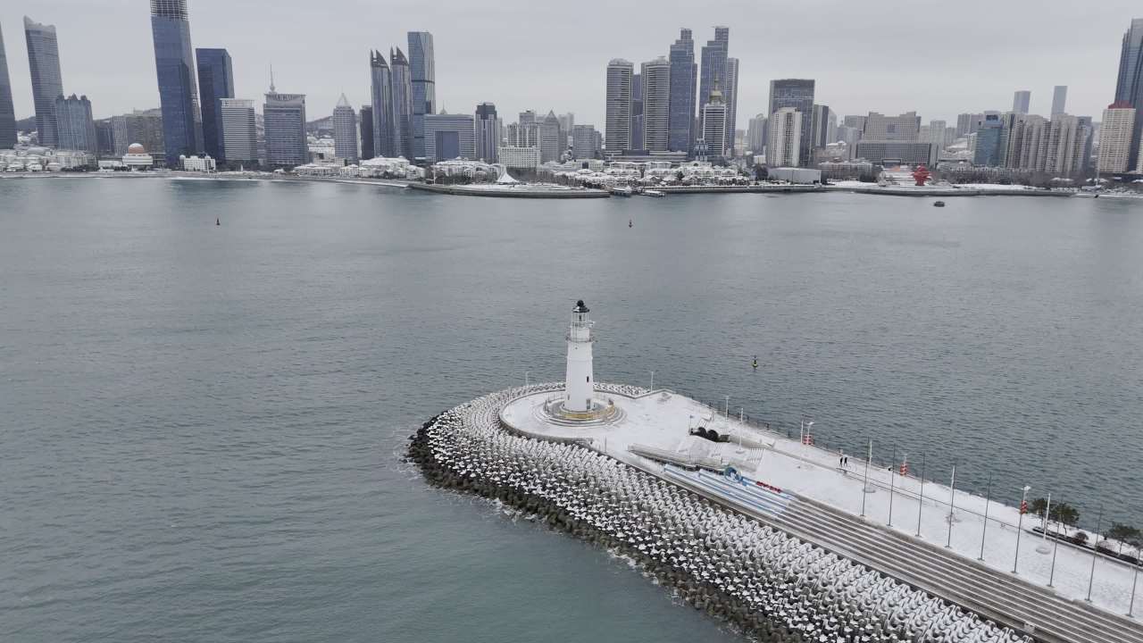 青岛五四广场情人坝海边城市雪景航拍 25