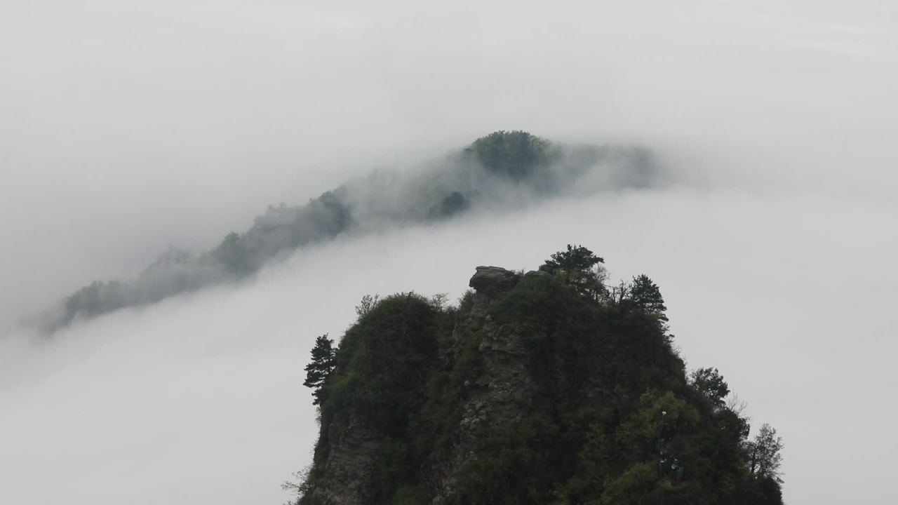 云海中的山峰