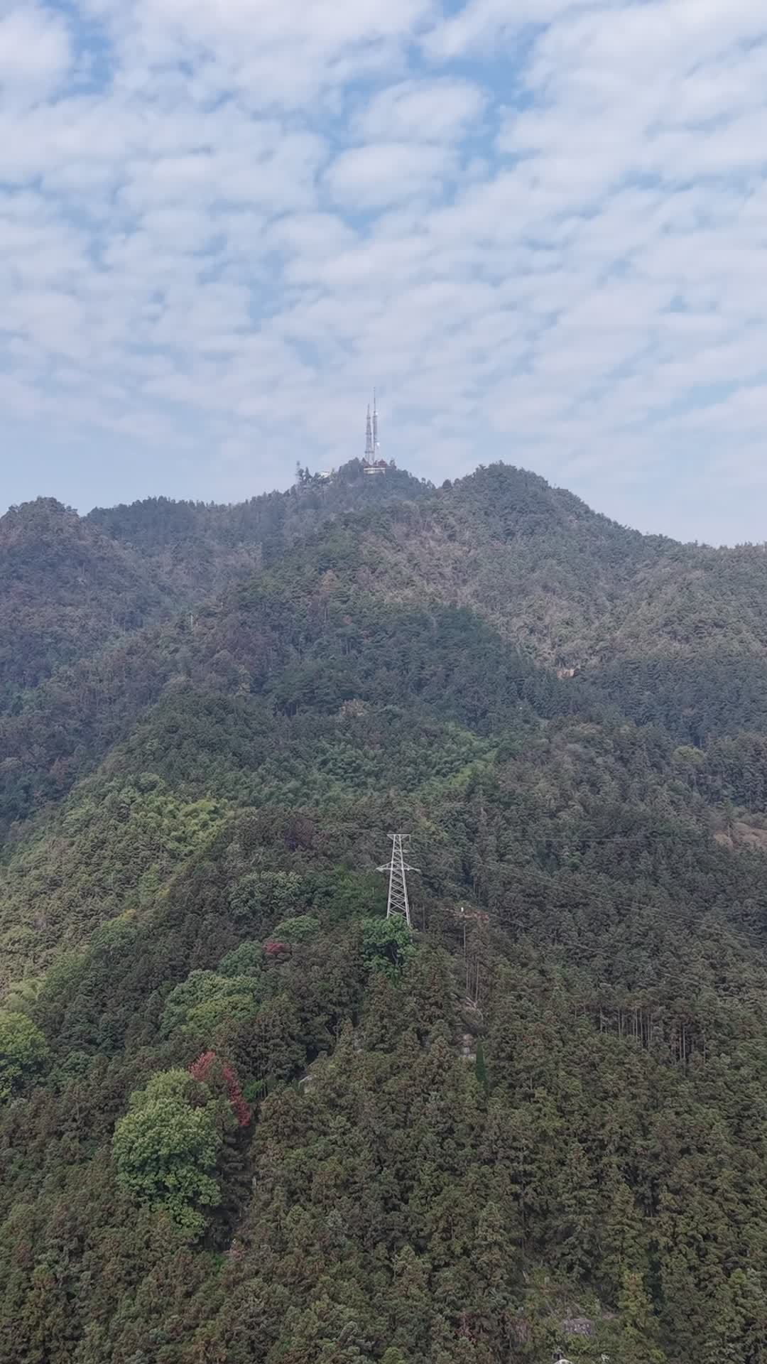 山巅之景：静谧的自然与现代科技