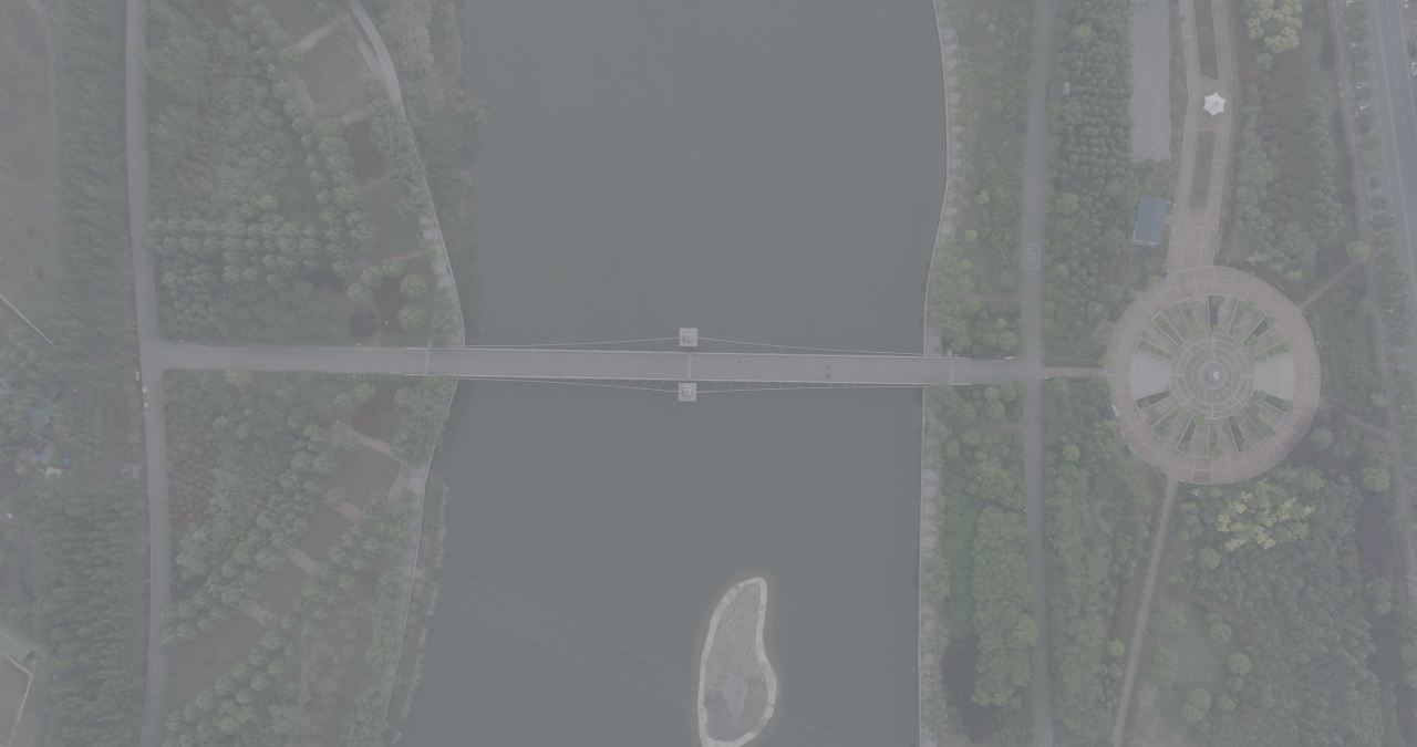 湖畔悬索桥