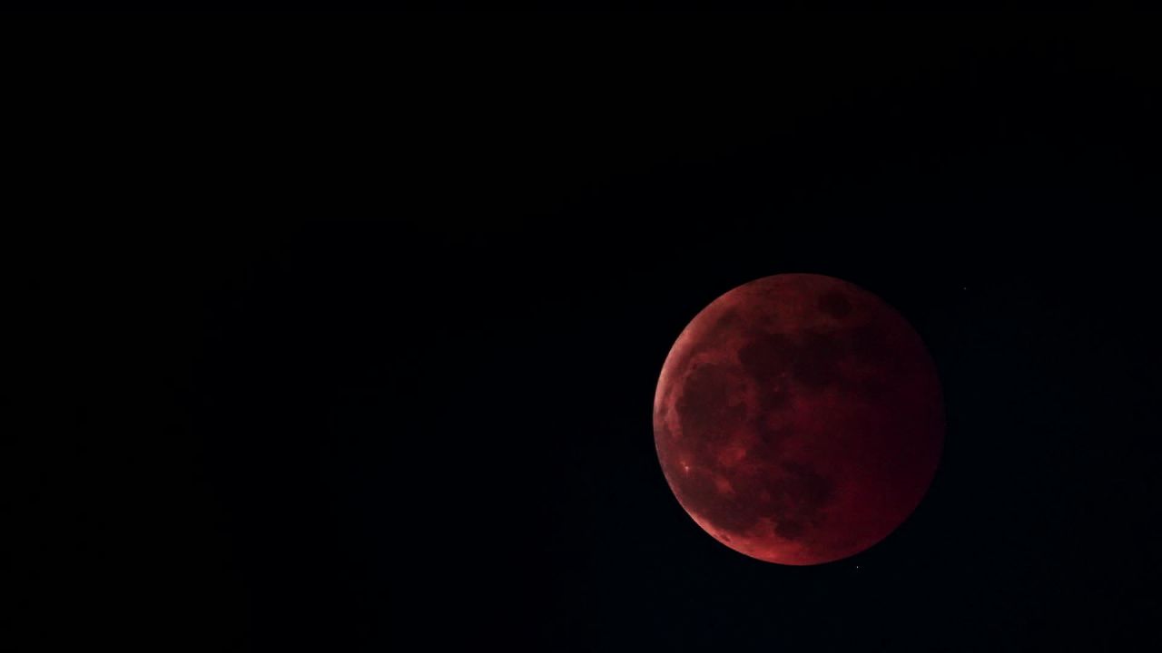 月全食红月亮月掩天王星实拍视频