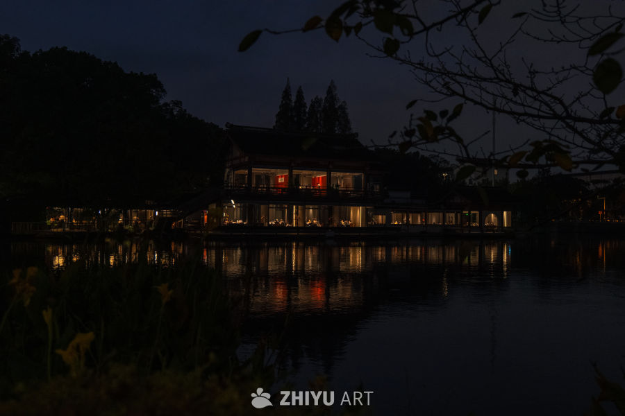 夜幕下的水边建筑