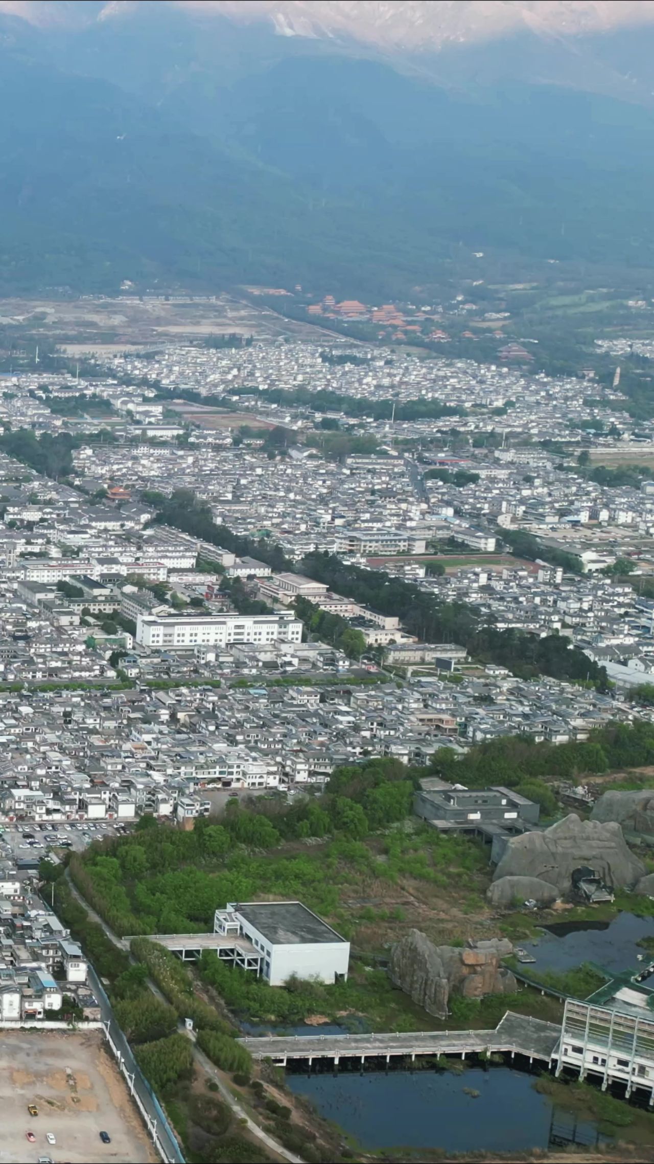 云南大理古城苍山竖屏航拍  