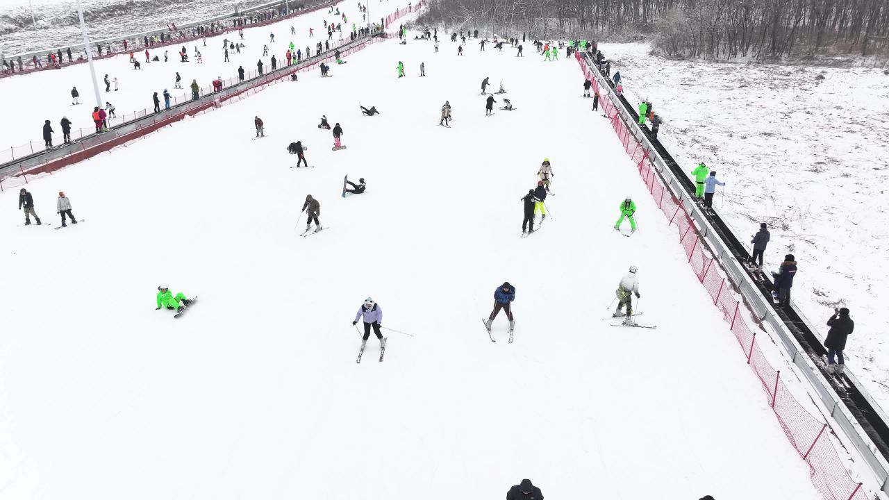 航拍滑雪练习者