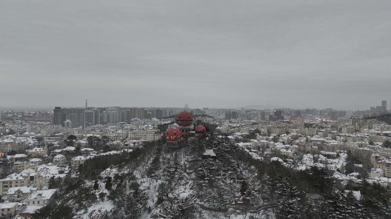 青岛老城区信号山海边雪景航拍 6