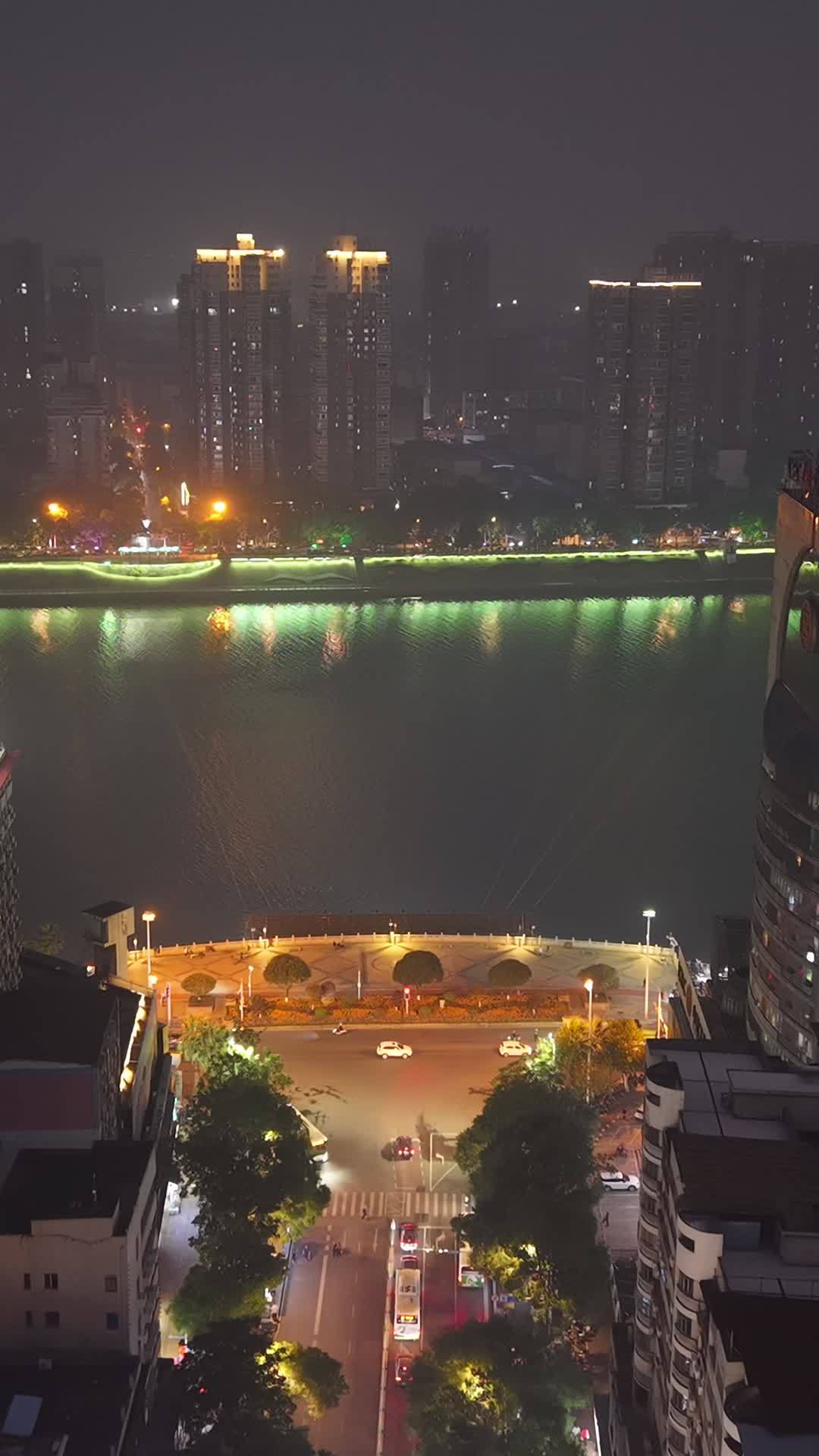夜色中的城市河畔