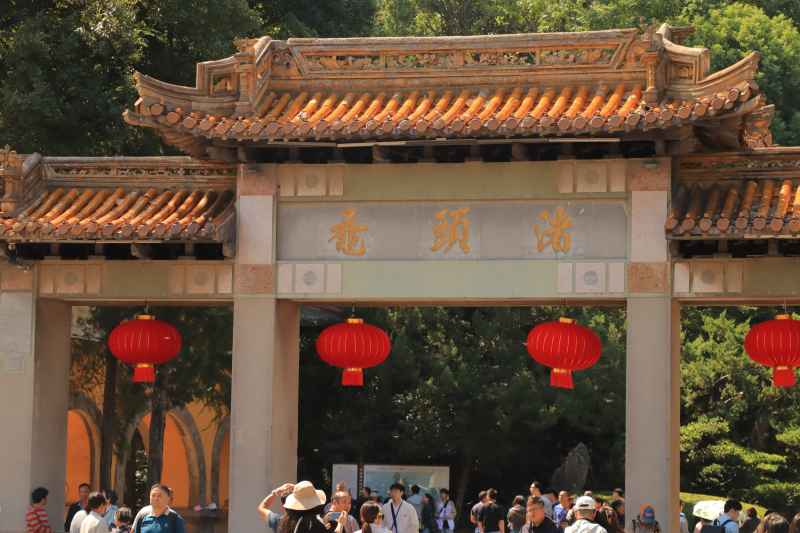 古色古香热闹鼋头渚大门