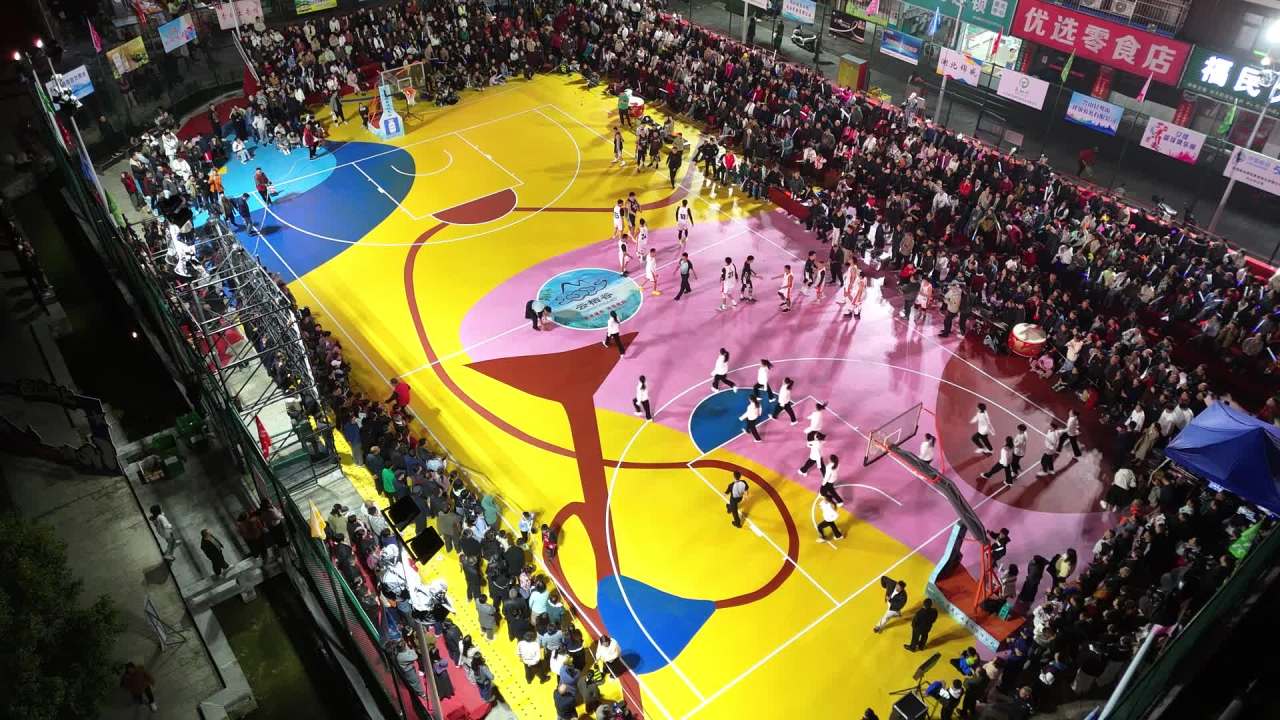 夜晚彩色篮球场热闹比赛