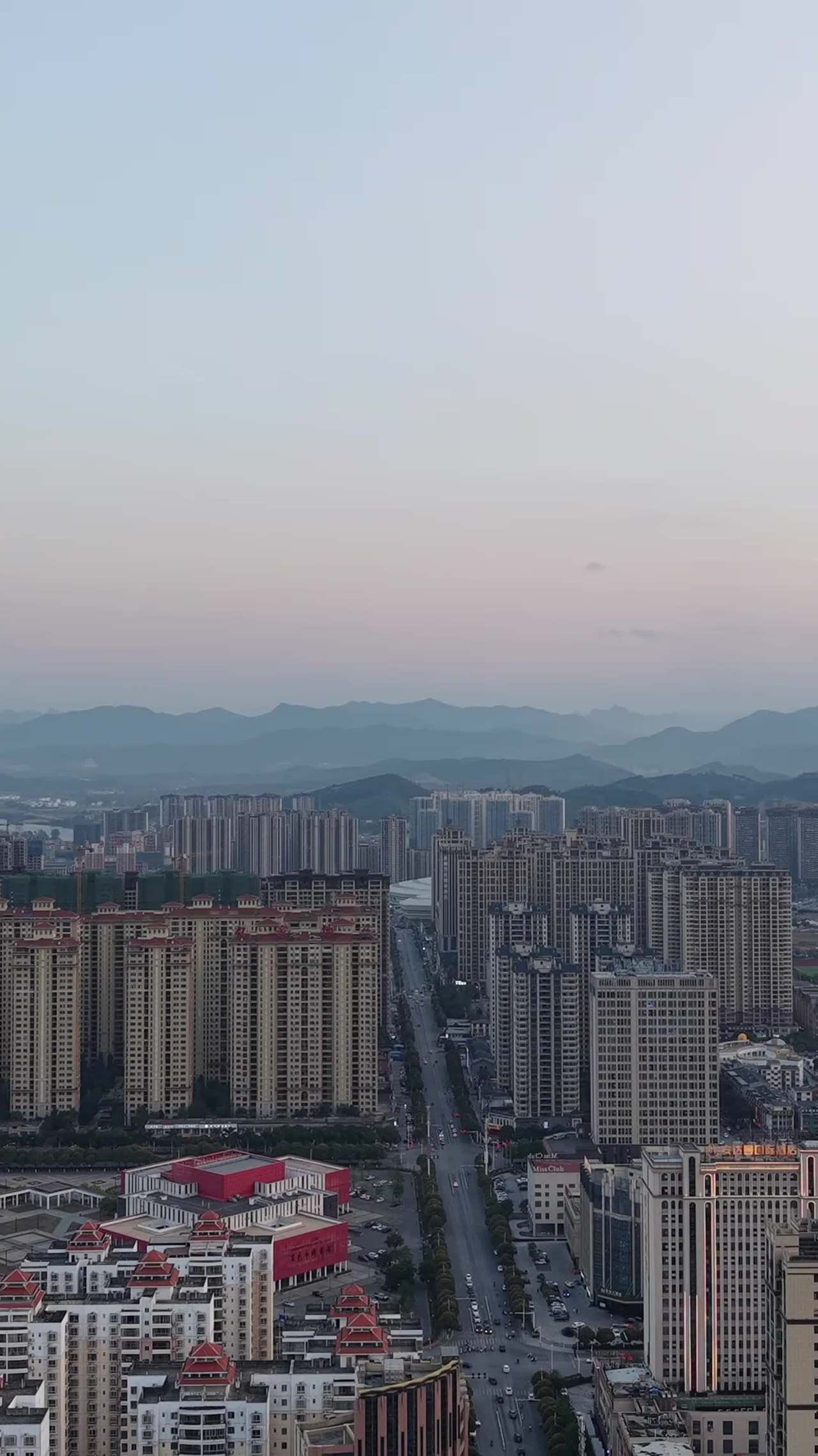 城市黄昏与山脉