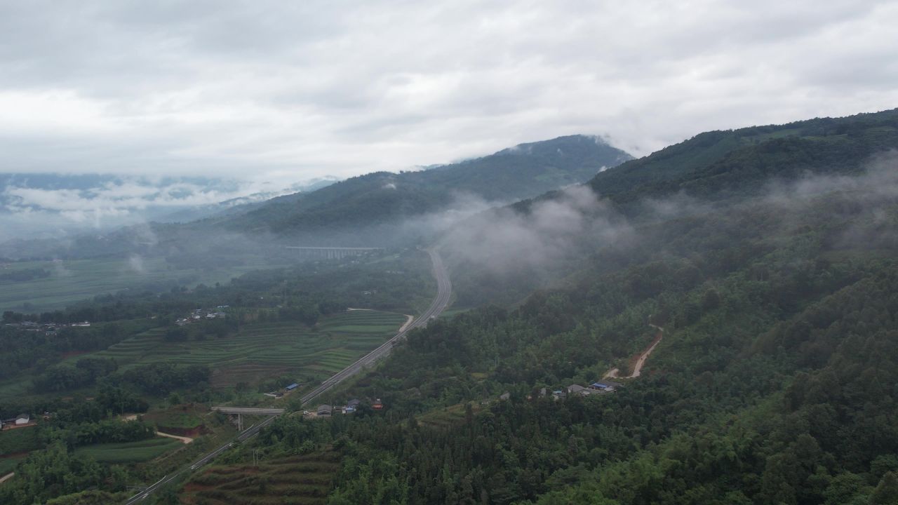 云南山间高速公路 