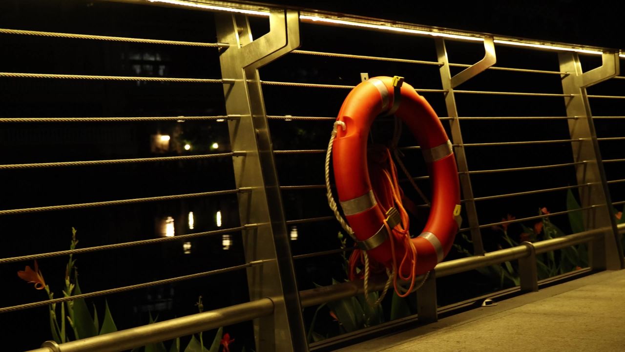 夜晚的救生圈